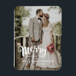 Magnet Flexible Joyeux Noël | Noël photo Mariage<br><div class="desc">Cet aimant de Noël est parfait pour présenter votre photo mariage préférée. L'avant a une ouverture complète pour votre photo et le mot "Joyeux" dans une police en caractères blancs gras avec des options de personnalisation avec votre nom de famille et votre année.</div>