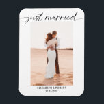 Magnet Flexible Juste Marié Script moderne photo minimaliste Maria<br><div class="desc">Carte magnétique simple et élégante minimaliste "Just Married" mariage faire-part. Modifiez ceci pour ajouter votre propre photo.</div>