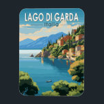Magnet Flexible Lago di Garda Italia Travel Art Vintage<br><div class="desc">Design vectoriel du lac de Garde. Le lac de Garde,  dans le nord de l'Italie,  est connu pour ses eaux cristallines. A l'extrémité sud,  la ville de Sirmione est dominée par la Rocca Scaligera,  une forteresse avec vue sur le port.</div>