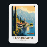 Magnet Flexible Lago di Garda Italia Travel Art Vintage<br><div class="desc">Design vectoriel du lac de Garde. Le lac de Garde,  dans le nord de l'Italie,  est connu pour ses eaux cristallines. A l'extrémité sud,  la ville de Sirmione est dominée par la Rocca Scaligera,  une forteresse avec vue sur le port.</div>