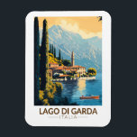 Magnet Flexible Lago di Garda Italia Travel Art Vintage<br><div class="desc">Design vectoriel du lac de Garde. Le lac de Garde,  dans le nord de l'Italie,  est connu pour ses eaux cristallines. A l'extrémité sud,  la ville de Sirmione est dominée par la Rocca Scaligera,  une forteresse avec vue sur le port.</div>
