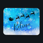 Magnet Flexible Le Père Noël et son renne volant - Croyez<br><div class="desc">Aimant de Noël - style flexible,  avec une silhouette noire de père Noël dans son traîneau tiré par son renne volant à travers le ciel. Croyez écrit dans une police de script tendance. L'arrière - plan est un modèle de flocon de neige glacé bleu glacé.</div>