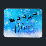Magnet Flexible Le Père Noël et son renne volant - Croyez<br><div class="desc">Aimant de Noël - style flexible,  avec une silhouette noire de père Noël dans son traîneau tiré par son renne volant à travers le ciel. Croyez écrit dans une police de script tendance. L'arrière - plan est un modèle de flocon de neige glacé bleu glacé.</div>
