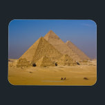 Magnet Flexible Les grandes pyramides de Gizeh, Egypte<br><div class="desc">Les grandes pyramides de Gizeh, Egypte. Il s'agit du site archéologique le plus connu du monde.Cette nécropole égyptienne antique se compose de la Pyramide de Khufu (connue sous le nom de la Grande Pyramide et de la Pyramide de Cheops), la Pyramide un peu plus petite de Khafre (ou Chephren) à...</div>