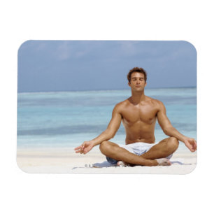 Magnet Flexible Les Maldives, jeune homme beau méditant dans a