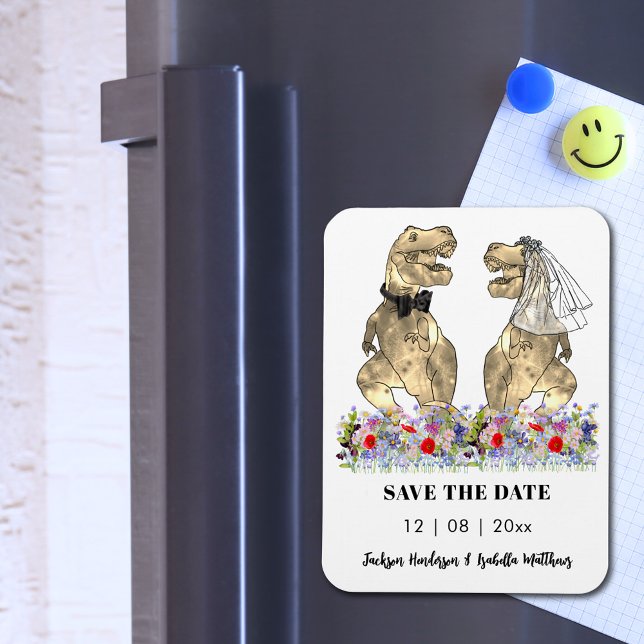 Magnet Flexible Mariage à thème dinosaure Fun Save the Date (Dinosaur wedding save the date invitation magnet with T-Rex bride and groom with colorful wildflower)