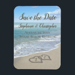 Magnet Flexible Mariage de plage Coeurs Monogrammes dans le sable<br><div class="desc">Concentrez-vous sur les noms et initiales des mariés et des mariés dans le sable de plage, dessiné dans un coeur! Elégant Sand Hearts Beach Destination Wedding Matching set caractéristiques Belle image paysage pittoresque de l'eau claire de l'océan turquoise aqua, avec vagues blanches s'écrasant sur la plage de sable.Coeurs symbolisent l'amour...</div>
