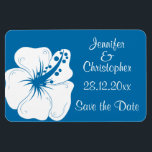 Magnet Flexible Mariage d'Hibiscus bleu et blanc de Cerulean tropi<br><div class="desc">Le design mariage parfait pour la mariée et le marié qui veulent ajouter une touche tropicale à leur mariage, avec une fleur d'hibiscus unique en blanc sur le bleu céramique. Les noms de la mariée et du marié, la date et un rappel pour enregistrer la date sont sur l'aimant. Le...</div>