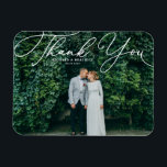 Magnet Flexible Mariage photo de script manuscrit blanc élégant<br><div class="desc">Fêtez votre amour et montrez de la gratitude avec notre mariage photo personnalisable merci aimant! Ce souvenir unique est parfait pour rappeler à vos proches votre journée spéciale tout en exprimant vos remerciements sincères d'une manière mémorable. Il dispose d'un élégant script blanc. Personnalisez en ajoutant votre photo et vos détails....</div>