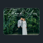 Magnet Flexible Mariage photo de script manuscrit blanc élégant<br><div class="desc">Fêtez votre amour et montrez de la gratitude avec notre mariage photo personnalisable merci aimant! Ce souvenir unique est parfait pour rappeler à vos proches votre journée spéciale tout en exprimant vos remerciements sincères d'une manière mémorable. Il dispose d'un élégant script blanc. Personnalisez en ajoutant votre photo et vos détails....</div>