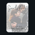 Magnet Flexible Mariage photo neige hiver Enregistrer la date Cart<br><div class="desc">Cela économise la date carte postale design est parfait pour annoncer un mariage d'hiver ou de vacances. La photo du couple est surlignée d'une couverture blanche transparente et entourée d'un cadre de flocons de neige blancs et doux. Créé par Simply Farmhouse Press.</div>