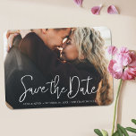 Magnet Flexible Mariage photo personnalisé Enregistrer la date<br><div class="desc">Ce mariage photo moderne simple et élégant sauvez la date magnet modèle caractéristiques 'Save the Date' dans un script moderne animé avec vos prénoms, date et paramètres régionaux mariages sur une ligne simple en dessous. Le texte est d'un blanc immaculé. Ajoutez votre photo préférée et vos détails pour faire de...</div>