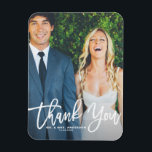 Magnet Flexible Mariage photo rustique Letting main Merci<br><div class="desc">Fêtez votre amour et montrez de la gratitude avec notre mariage photo personnalisable merci aimant! Ce souvenir unique est parfait pour rappeler à vos proches votre journée spéciale tout en exprimant vos remerciements sincères d'une manière mémorable. Il présente une calligraphie rustique blanche. Personnalisez-le en ajoutant les détails de votre mariage....</div>