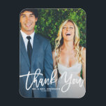 Magnet Flexible Mariage photo rustique Letting main Merci<br><div class="desc">Fêtez votre amour et montrez de la gratitude avec notre mariage photo personnalisable merci aimant! Ce souvenir unique est parfait pour rappeler à vos proches votre journée spéciale tout en exprimant vos remerciements sincères d'une manière mémorable. Il présente une calligraphie rustique blanche. Personnalisez-le en ajoutant les détails de votre mariage....</div>