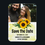 Magnet Flexible Mariage rustique de tournesol Enregistrer la date<br><div class="desc">Mariage de tournesol rustique Enregistrer la Date Photo Magnet est un design unique parfait pour vos invités pour le thème mariage comme rustique, tournesol, printemps d'été ou botanique & jardin.Il dispose arrière - plan en bois, modèle pour photo & texte. Veuillez cliquer sur le bouton Personnaliser pour le customiser avec...</div>
