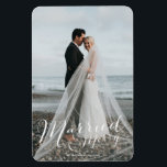 Magnet Flexible Marié Merry Newlyly Photo de Noël<br><div class="desc">Magnet de cartes de vacances de design photo moderne marié et joyeux pour le couple marié. Ajoutez votre photo mariage et vos noms.</div>
