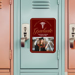Magnet Flexible Maroon Gold Médicale School Photo Graduation<br><div class="desc">Cet élégant marron et or personnalisé faire-part d'obtention de diplôme d'école de médecine pour une infirmière ou un médecin présente une typographie blanche classe sous un caducée médical et votre nom de collège pour la classe de 2024. Customisez avec votre année de graduation sous la belle calligraphie pour une grande...</div>