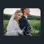 Magnet Flexible Merci Mariage photo blanc élégant<br><div class="desc">Fêtez votre amour et montrez de la gratitude avec notre mariage photo personnalisable merci aimant! Ce souvenir unique est parfait pour rappeler à vos proches votre journée spéciale tout en exprimant vos remerciements sincères d'une manière mémorable. Il dispose d'une calligraphie élégante et d'une typographie classique. Vous pouvez personnaliser ce mariage...</div>
