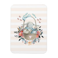 Mignonne lapin dans un panier avec des oeufs et de