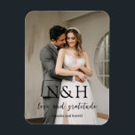Magnet Flexible Natasha Photo Monogramme Mariage moderne<br><div class="desc">Aimant mariage moderne avec un design simple et minimal avec votre monogramme dans une police audacieuse avec "amour et gratitude" dans un élégant script d'écriture manuscrite et vos noms ci-dessous.</div>
