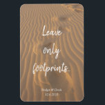 Magnet Flexible Ne laisser que le devis de plage Empreintes<br><div class="desc">Belle idée de mariage, ces magnets adorables sont imprimés avec une image d'empreintes dans le sable, et les mots Laisser seulement des empreintes... Customisez l'élément en modifiant le texte et/ou en ajoutant le nom du couple et la date du mariage. Parfait pour ceux qui ont un mariage à la plage....</div>