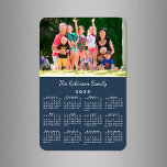 Magnet Flexible Nom photo personnalisable Navy Blue 2025 Calendrie<br><div class="desc">Personnalisez un aimant calendrier 2025 avec les gens que vous aimez. Remplacez l'exemple de photo et le nom par le vôtre dans la barre latérale. Le texte personnalisé est dans une police de script blanc moderne. Ci-dessous, un petit calendrier blanc sur un arrière - plan bleu marine. Fabrique un grand...</div>