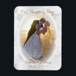 Magnet Flexible Notre garde du jour de mariage<br><div class="desc">Aimant photo design blanc. Notre jour de mariage - do-it-yourself photo. Ajoutez votre photo et changez le libellé pour répondre à vos besoins. Ce design est parfait pour une mariée, un marié ou toute autre photo. Si besoin est... vous pouvez supprimer tout le texte et recommencer à neuf avec vos...</div>