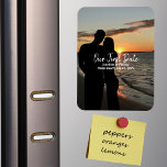 Magnet Flexible Notre première date, Couple Photo Mariage Annivers<br><div class="desc">Notre Première Date, Couple Photo Mariage Anniversaire, Modern Magnet. Imaginez célébrer votre anniversaire de mariage en commémorant la date précise de votre première date. C'est la façon parfaite de célébrer votre voyage romantique. Customisez-le avec votre propre photo et détails. Contactez-moi pour plus de personnalisation avant de passer votre commande. Merci...</div>