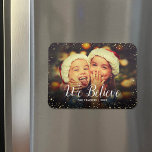 Magnet Flexible Nous croyons | Parties scintillant Glitz Faux supe<br><div class="desc">Magnets photo de vacances imprimés sur mesure avec un modèle simple pour la personnalisation. Ce design moderne chic a une bordure de confetti en faux parties scintillant et un texte de calligraphie élégant. Le libellé dit "Nous croyons". Personnalisez-le avec vos photos et ajoutez votre nom de famille et l'année. Utilisez...</div>