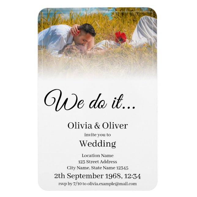 Magnet Flexible Nous le faisons - Embrasser un couple sur un pré (Vertical)