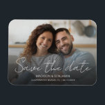 Magnet Flexible Personnalisé Enregistrer La Photo Du Fiançailles M<br><div class="desc">Personnalisé Enregistrer la date photo mariage 3" x4" magnets comprennent votre photo fiançailles paysage horizontal préférée superposée avec "Enregistrer la date" dans la belle calligraphie script et votre premier ou premier et votre nom de famille, la destination de votre mariage et la date dans la typographie moderne simple. Customisez votre...</div>