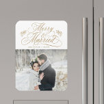 Magnet Flexible Photo de Noël de jeunes mariés joyeux et dorés<br><div class="desc">Lettre calligraphiée élégante et romantique avec des brindilles de pommes de pin et une photo. Pour une personnalisation plus avancée de ce design,  veuillez cliquer sur le bouton OUTIL DE DESIGN BLEU ci-dessus !</div>