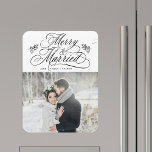 Magnet Flexible Photo de Noël des jeunes mariés<br><div class="desc">Lettrisme calligraphique élégant et romantique avec des brindilles de cône de pin et une photo. Pour une personnalisation plus avancée de ce design,  veuillez cliquer sur le bouton OUTIL DE CONCEPTION BLEU ci-dessus !</div>