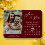 Magnet Flexible Photo de script moderne rouge élégant Enregistrer<br><div class="desc">Rouge marron moderne | Burgundy Elegant Script ‘Save the Date’ Magnet avec calendrier personnalisé avec une belle photo. Faites savoir à votre famille, à vos amis et à vos collègues que vous avez fixé une date pour votre fête mariage avec cet aimant élégant. Pour déplacer le marqueur Bague > cliquez...</div>