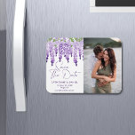 Magnet Flexible Photo Enregistrer La Date Aquarelle Mariage Wister<br><div class="desc">Photo Save The Date Watercolor Wisteria Wedding Save The Date Magnets présente d'élégantes fleurs de glycine à l'aquarelle en lilas, lavande et violet avec verdure sur un arrière - plan blanc avec vos informations Save The Date ci-dessous, y compris un code QR personnalisé. Personnalisez en modifiant le texte dans les...</div>