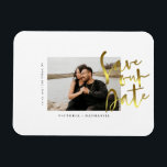 Magnet Flexible Photo Mariage Or Moderne Enregistrer l'aimant Date<br><div class="desc">Design propose votre photo géniale avec l'expression Save The Date dans un script or moderne. Customisez facilement avec des informations importantes de choix. Complétera n'importe quel thème mariage moderne,  et toute saison.</div>