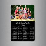Magnet Flexible Photo personnalisable et nom Black 2025 Calendrier<br><div class="desc">Personnalisez un aimant calendrier 2025 avec les gens que vous aimez. Remplacez l'exemple de photo et le nom par le vôtre dans la barre latérale. Le texte personnalisé est dans une police de script blanc moderne. Ci-dessous, un petit calendrier blanc sur un arrière - plan noir. Fabrique un grand rembourrage...</div>