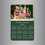 Magnet Flexible Photo personnalisable et nom Green 2025 Calendrier<br><div class="desc">Personnalisez un aimant calendrier 2025 avec les gens que vous aimez. Remplacez l'exemple de photo et le nom par le vôtre dans la barre latérale. Le texte personnalisé est dans une police de script blanc moderne. Ci-dessous se trouve un petit calendrier blanc sur un arrière - plan vert de forêt....</div>