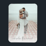 Magnet Flexible Photo personnalisé Souvenez-vous de ce moment Jeun<br><div class="desc">Photo personnalisée romantique Souvenez-vous de ce moment Jeunes mariés. Souvenirs romantiques pour le nouveau couple marié à afficher. Remplacez simplement la photo d'exemple par votre propre photo préférée d'orientation portrait et de haute résolution. La phrase romantique Souvenez-vous de ce moment est écrite dans un élégant script en bas. Vous pouvez...</div>