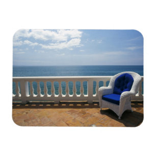 Magnet Flexible Porto Rico. Chaise en osier et terrasse carrelée à