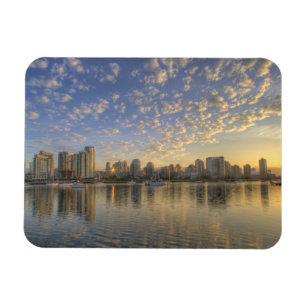 Magnet Flexible Regardant à travers False Creek l'horizon de