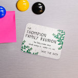 Magnet Flexible Retrouvailles familiales de verdure Enregistrer la<br><div class="desc">Retrouvailles familiales sauvegardez l'aimant de date imprimé avec une texture de bouleau faible et des branches dessinées à la main de feuilles verts. Ajoutez vos informations dans de charmantes polices noires avec un look manuscrit.</div>