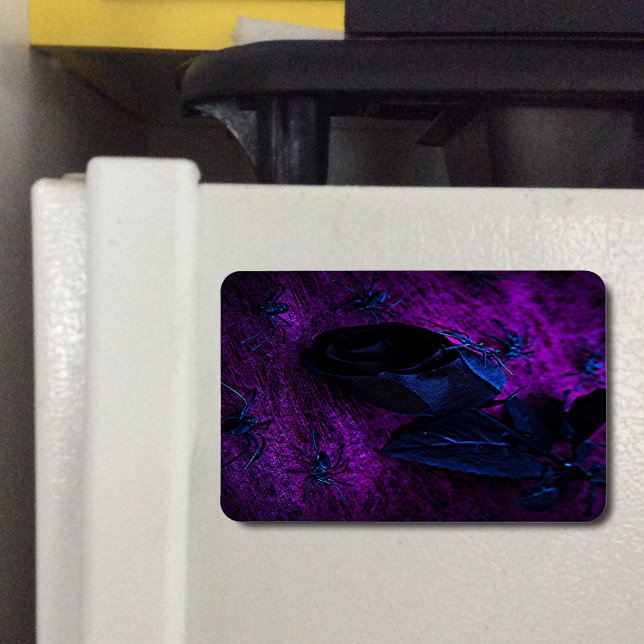 Magnet Flexible Rose éffrayant en matière noire, araignées noires (Spooky Black Material Rose, Black Spiders Flexible Magnet)