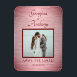 Magnet Flexible Rose Gold Photo Mariage personnalisée Enregistrer<br><div class="desc">Offrez à vos amis et à vos proches ce Rose spécial Gold Custom Wedding Photo Save the Date Magnet with cool burgundy brushed metal effet et un spot pour ajouter une photo du couple mariage! Créé sans filtre rose vif en coque, vous ne le désirez pas ! Customisez-le avec votre...</div>