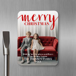 Magnet Flexible Rouge Merry Calligraphie - vertical Photo blanc ty<br><div class="desc">Photo de couverture complète avec couverture rouge - Utilisez une photo verticale pour faire un accueil unique et branché Joyeux Noël. Ce design a un aspect abstrait avec des éléments peints et une police manuscrite. Si vous avez besoin de déplacer quelque chose, cliquez sur le bouton personnaliser pour apporter des...</div>