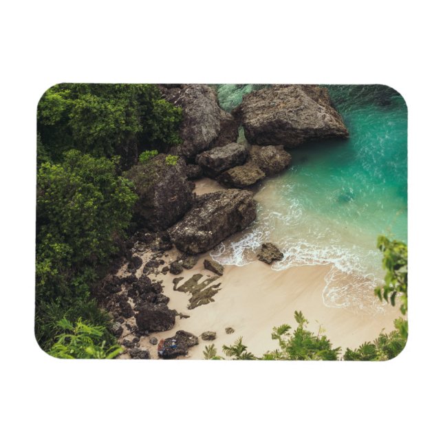 Magnet Flexible Sandy Beach Cove avec arbres verts, rochers et océ (Horizontal)