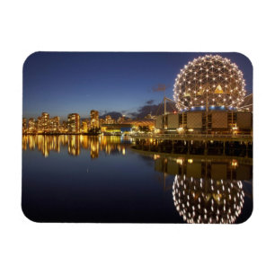 Magnet Flexible Science World et CBD reflétés dans False Creek,