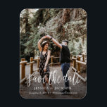 Magnet Flexible Script de pinceau élégant Enregistrer l'aimant de<br><div class="desc">Partagez votre date de mariage dans le style avec cet aimant photo mariage design et unique style de script de brosse. Un unique enregistrer la date parfaite pour tout couple nouvellement engagé.</div>