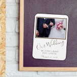 Magnet Flexible Script élégant de garde-photo mariage<br><div class="desc">Une photo mariage élégante savourez l'aimant des souvenirs avec votre photo mariage,  le nom de la mariée et du marié et la date du mariage. Vous pouvez facilement changer le texte et la photo. Police de script tendance. Un grand cadeau de mémoire mariage pour votre famille et vos amis.</div>