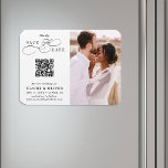Magnet Flexible Script Tourbillonnant romantique QR Code Enregistr<br><div class="desc">Ce script romantique enregistrer l'aimant d'annonce de date est parfait pour un mariage simple. Le design minimaliste noir et blanc présente une calligraphie tourbillonnant élégante et romantique avec un code QR et une photo. Pour une personnalisation plus avancée de cette conception, cliquez sur le BOUTON OUTIL DESIGN BLEU ci-dessus !...</div>